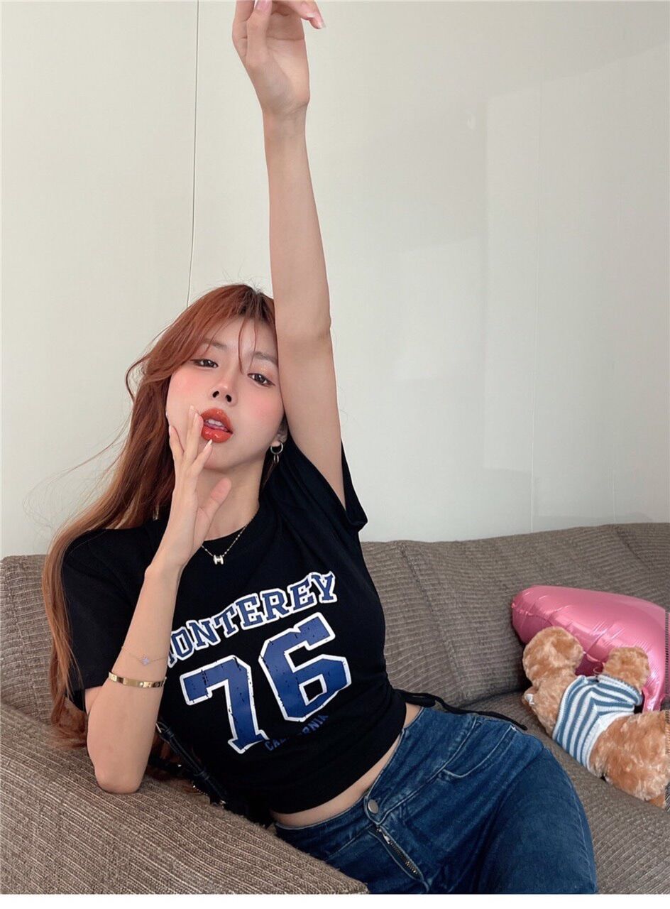 Áo croptop in số 76 rút dây cột eo