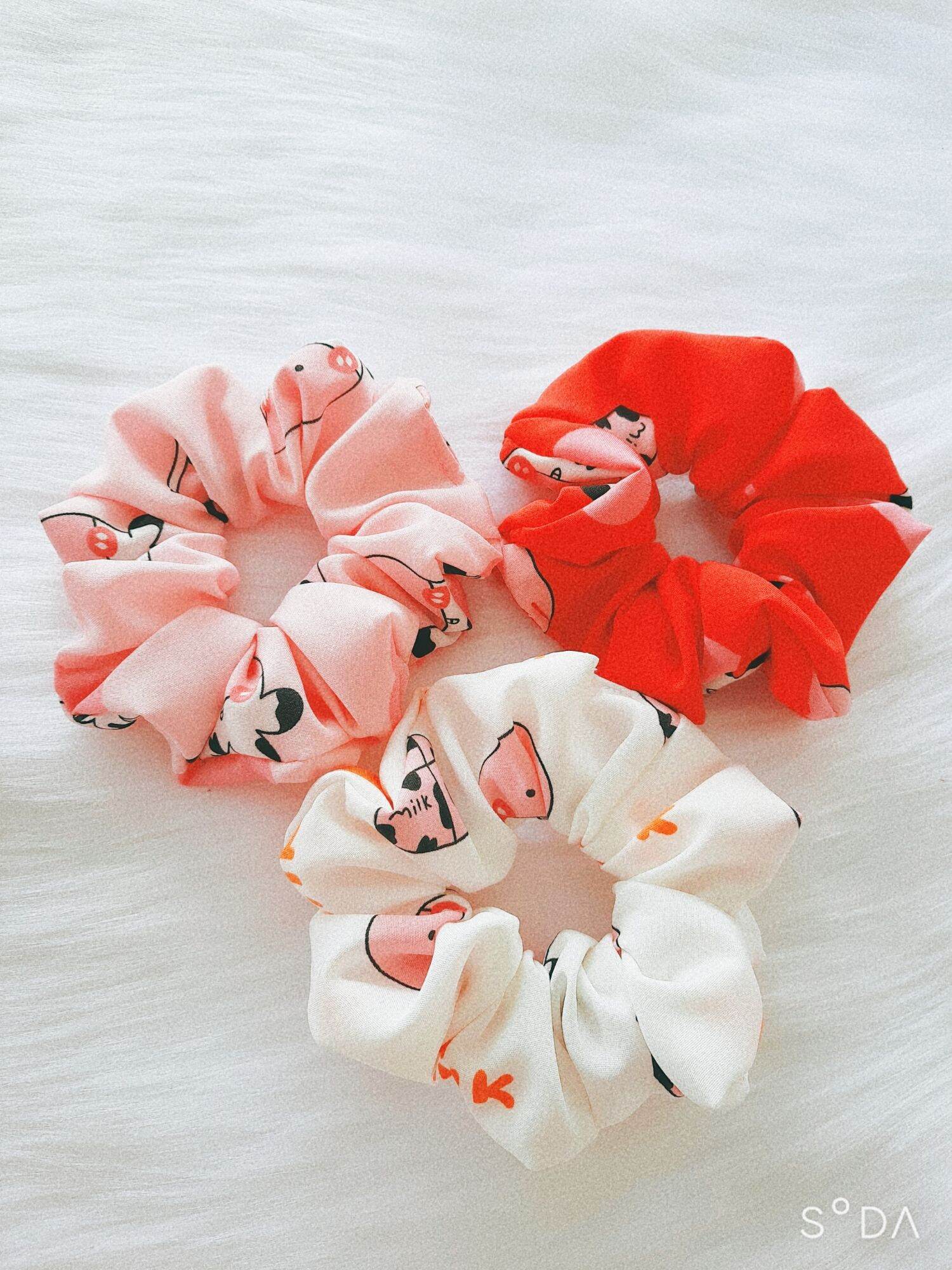 Cột tóc Scrunchies bò sữa
