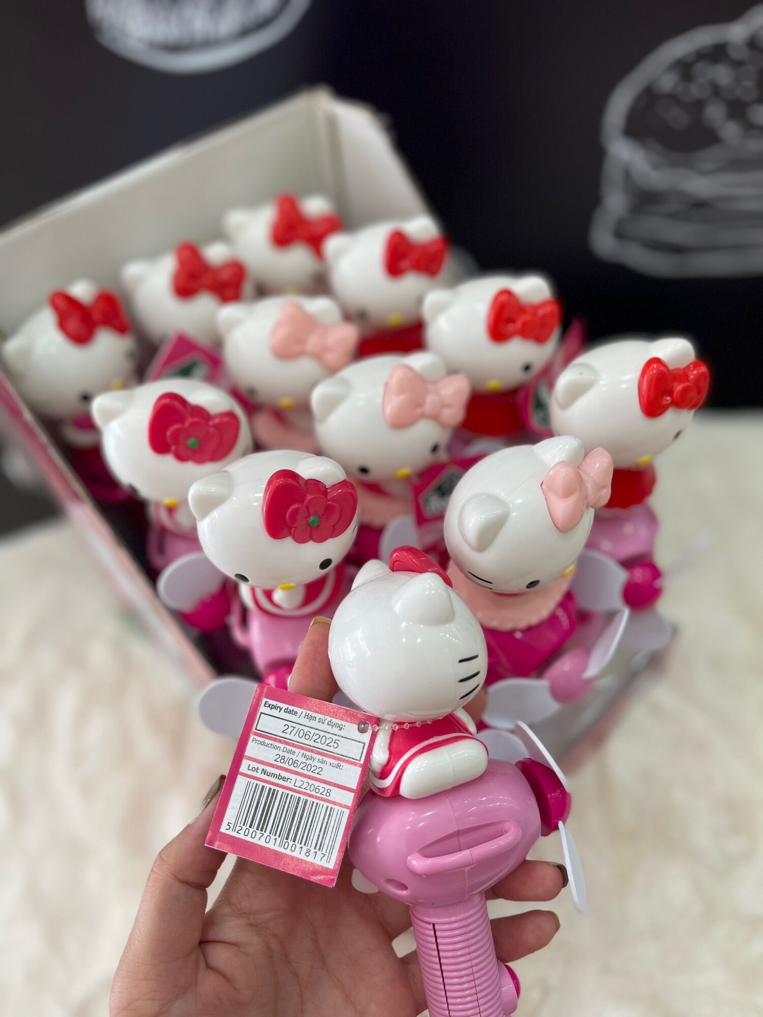 Kẹo cây quạt và con dấu hình Hello Kitty