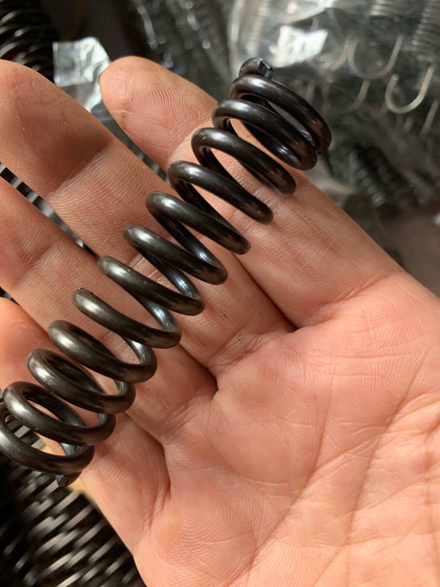 Lò xo nén phi 18 ;20;22;24 sợi 3mm dài 70mm)🅰️🅰️🅰️