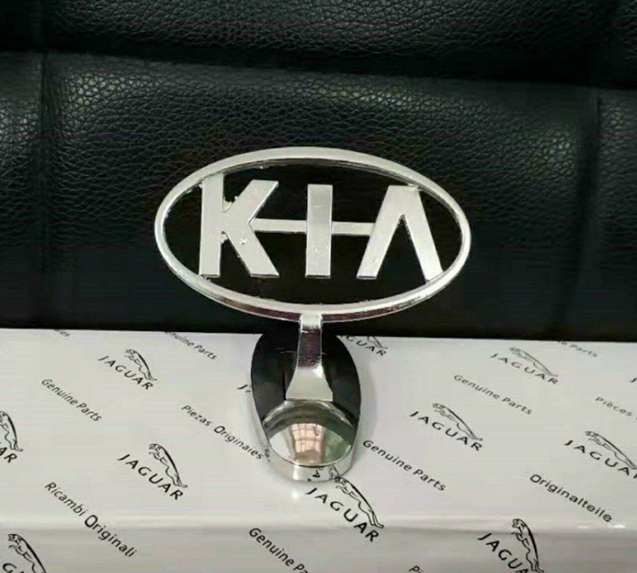 Logo hãng xe nhỏ gắn mui xe hơi