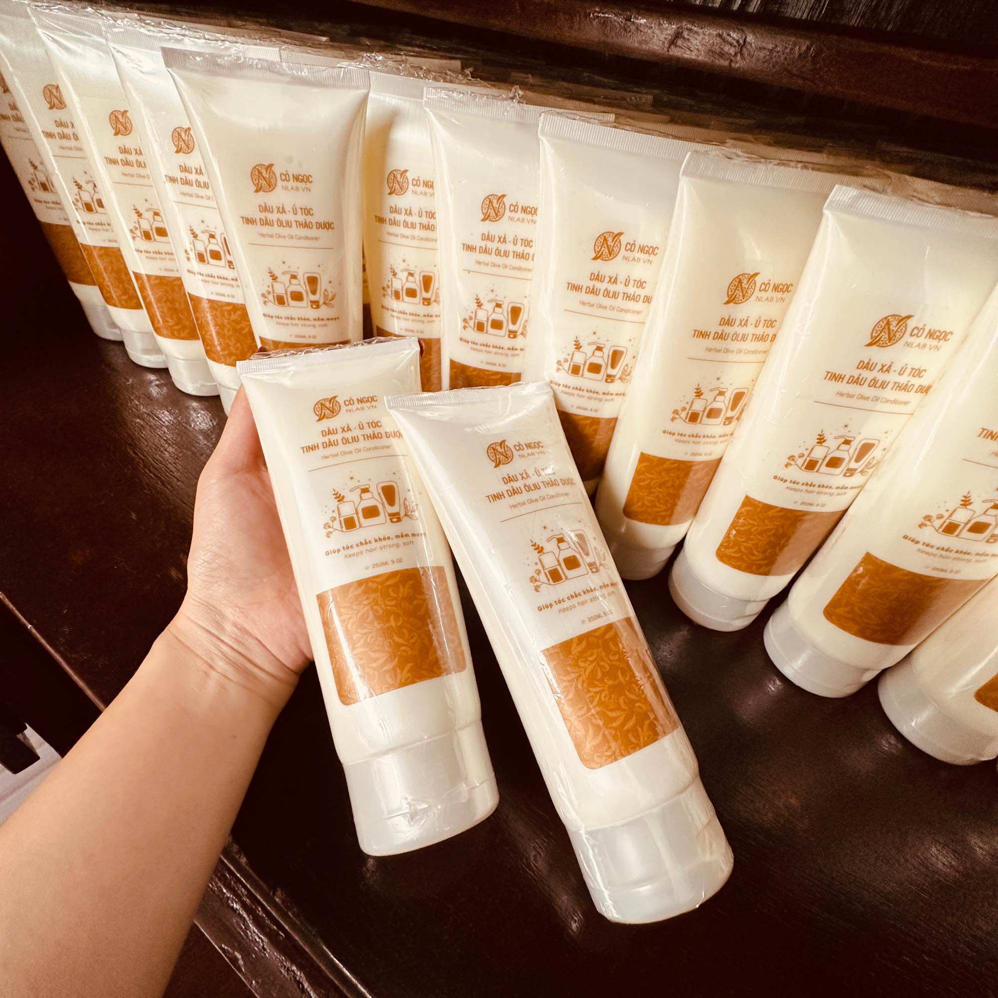 250ml dầu xả- ủ tóc tinh dầu ôliu thảo dược cỏ ngọc