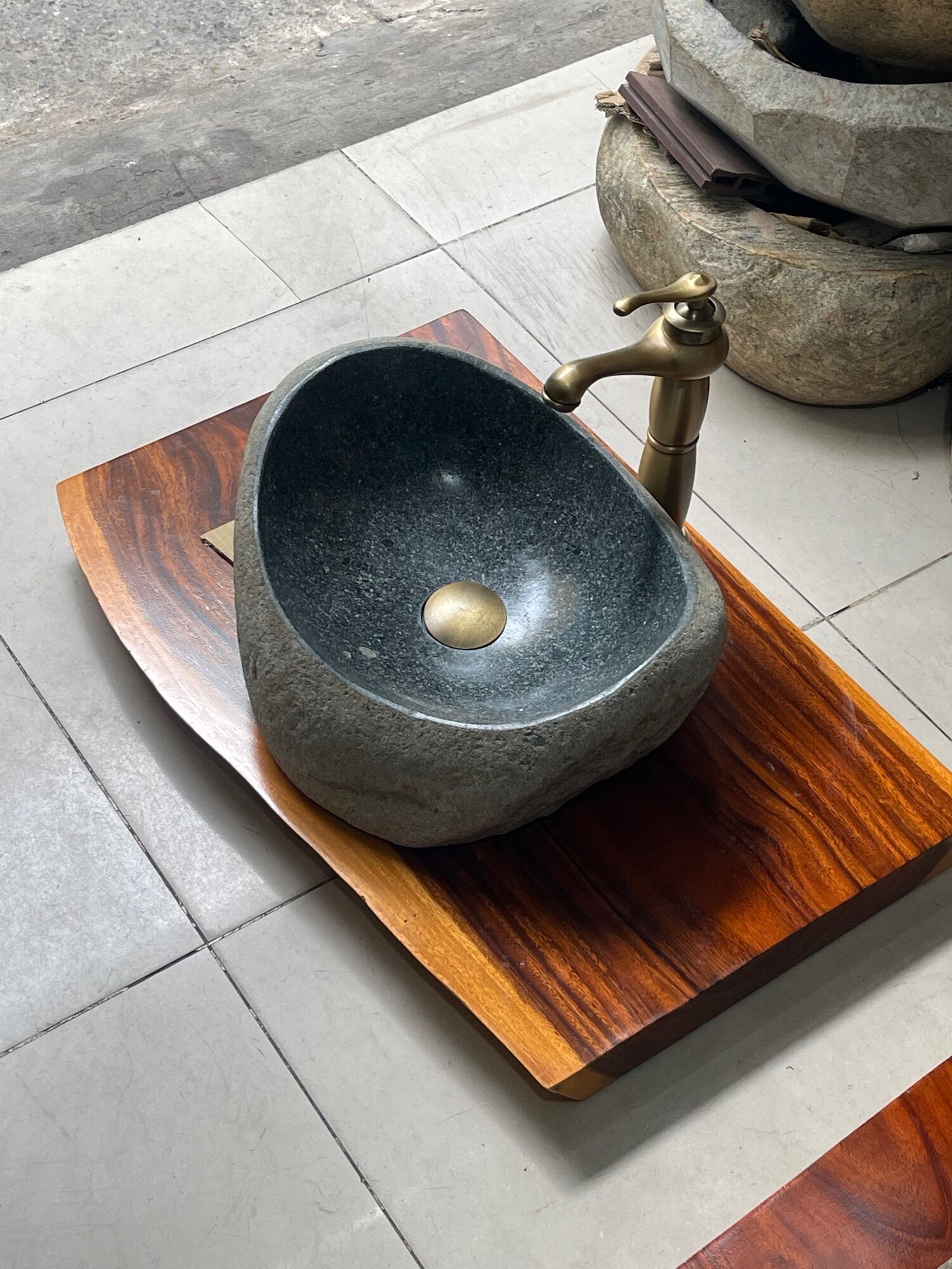 Lavabo đá cuội tự nhiên