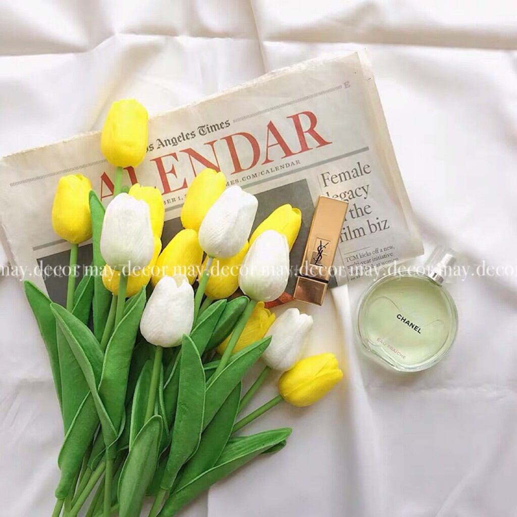 Lọ hoa thủy tinh có quai xách.