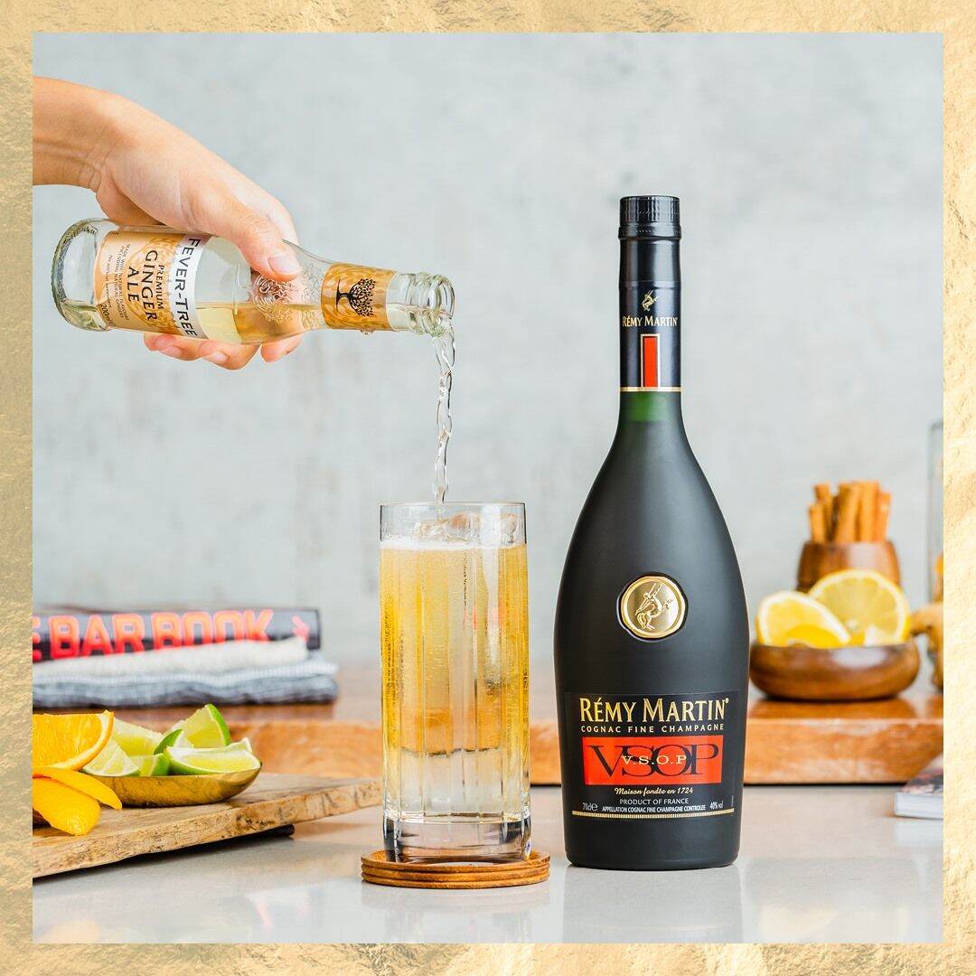 Chai thủy tinh RemyMartin xuất xứ Pháp loại 700ml màu xanh cực đẹp.Chai Rỗng Không Có Chất Lỏng Bên Trong.