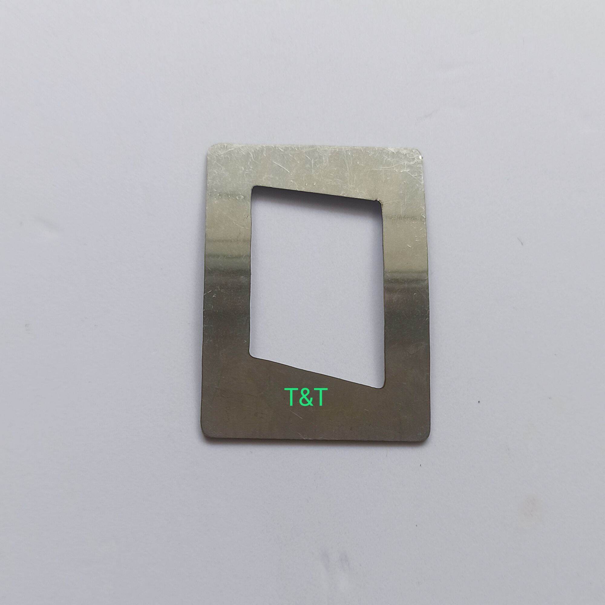 Pát lắp nút tắt máy đỏ vào bợ xe máy