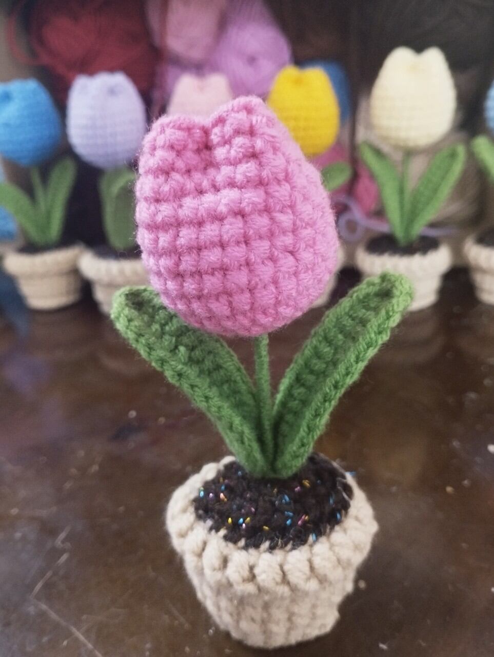 Chậu hoa tulip mini bằng len handmade