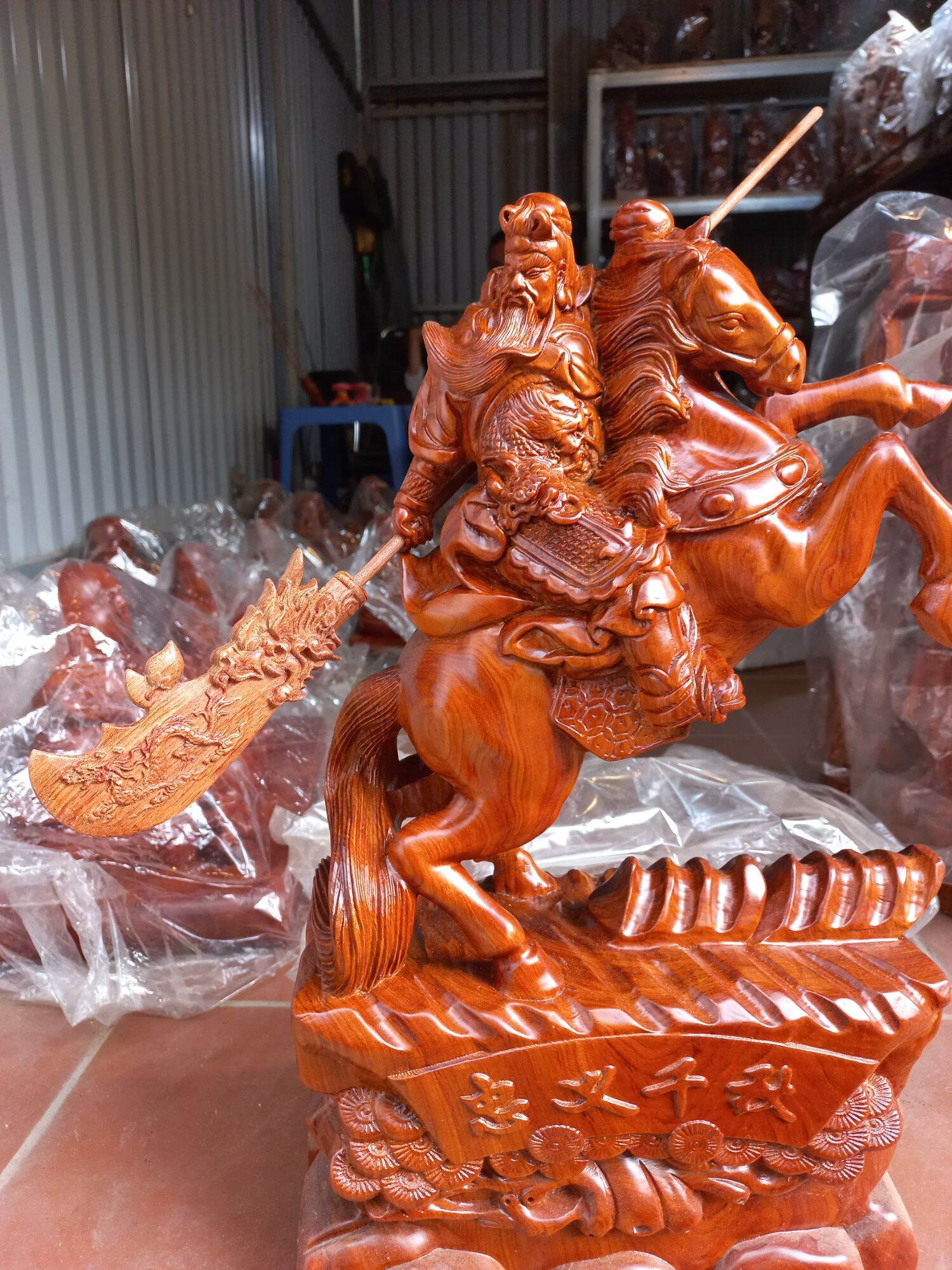 Tượng quan vân trường cưỡi ngựa bằng gỗ hương ,