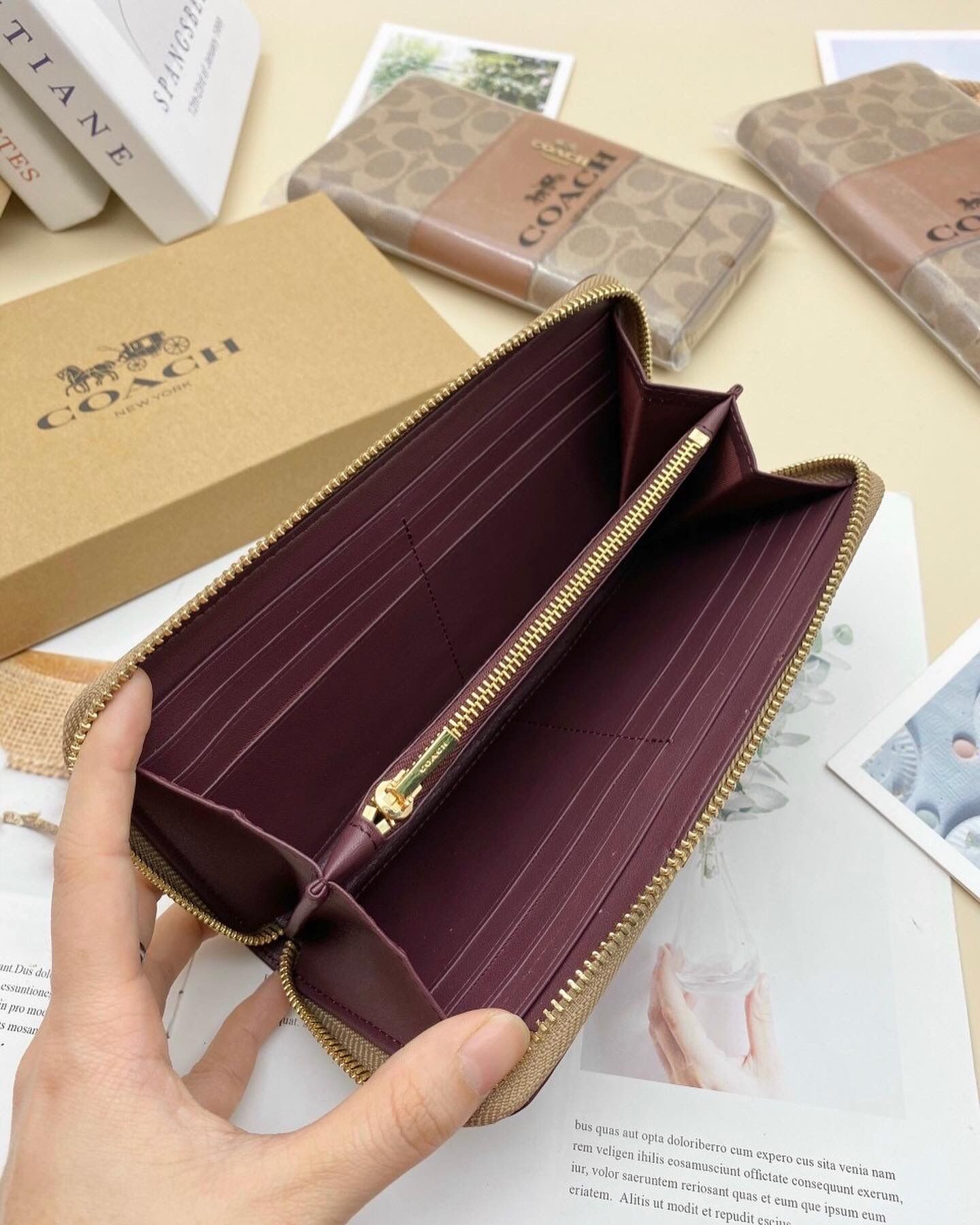 Ví dài Coach Accordion Zip