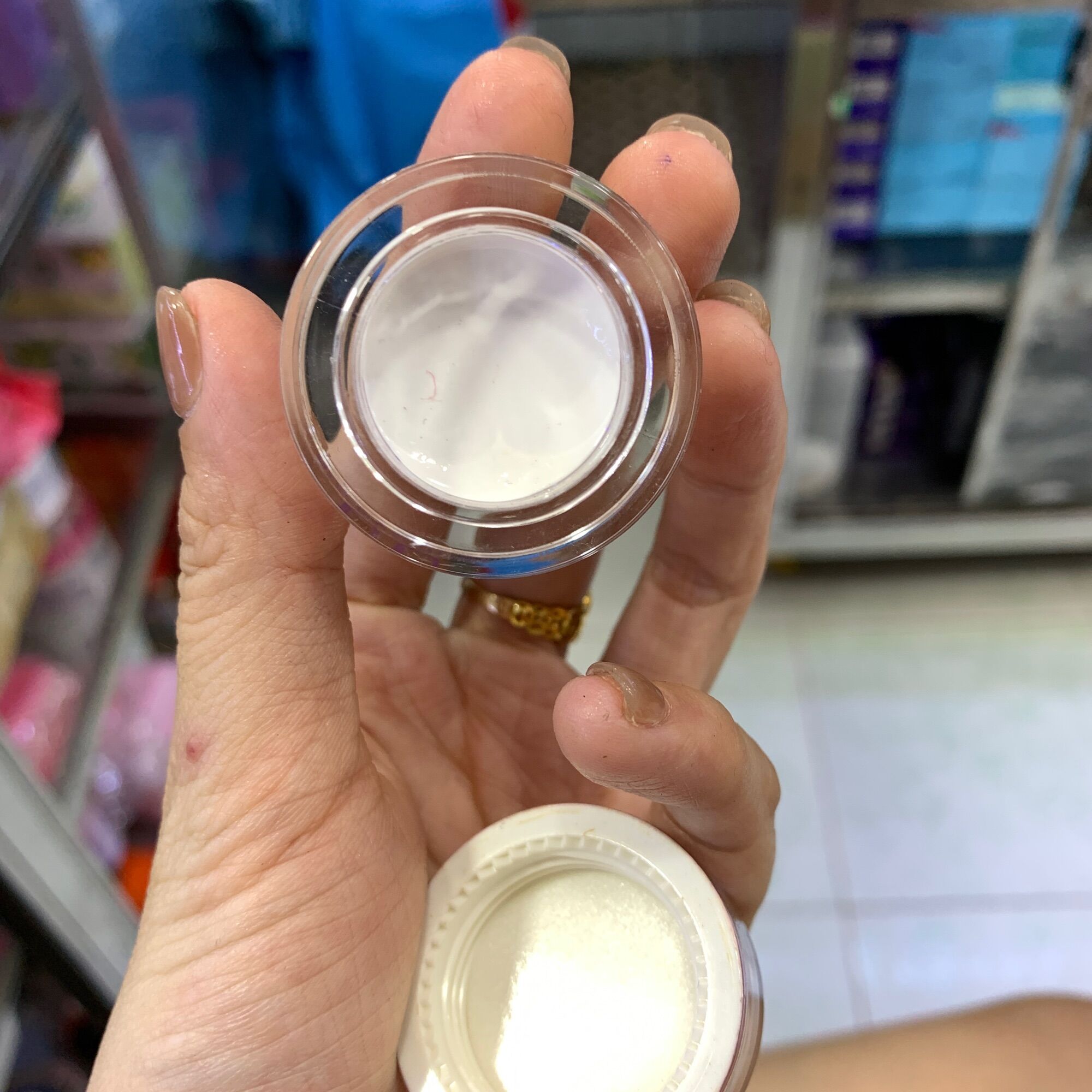Sáp bám màu mắt