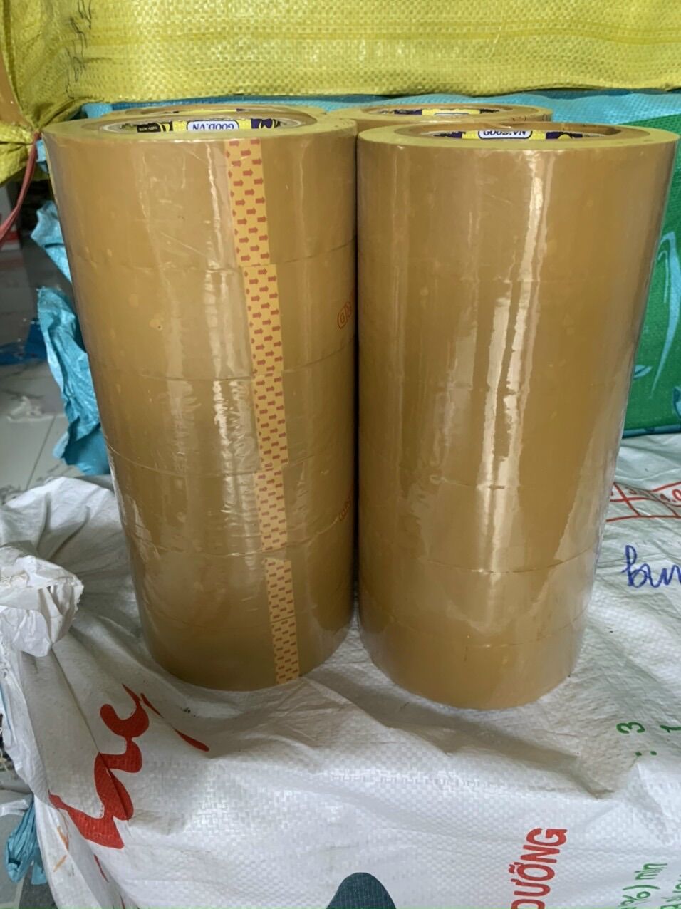 Băng keo dán thùng 300 YA - 1 cây 2.4 ký (Loại tốt)