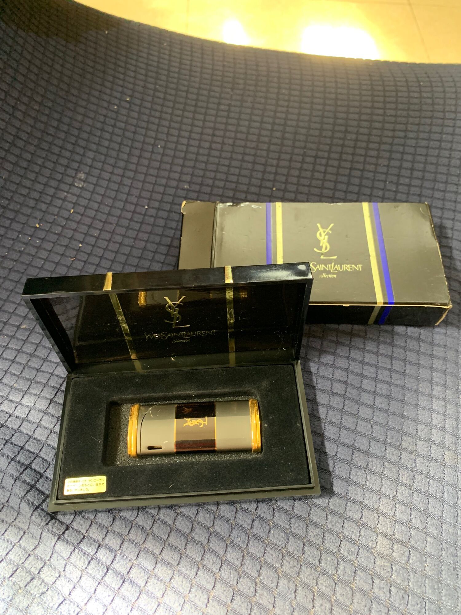 Bật lửa YVESSAINTLAURENT full box.