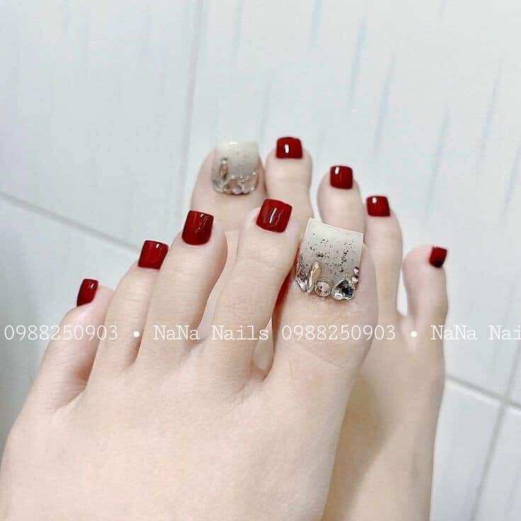 nail box thiết kế móng chân giả màu đỏ kết hợp đính đá
