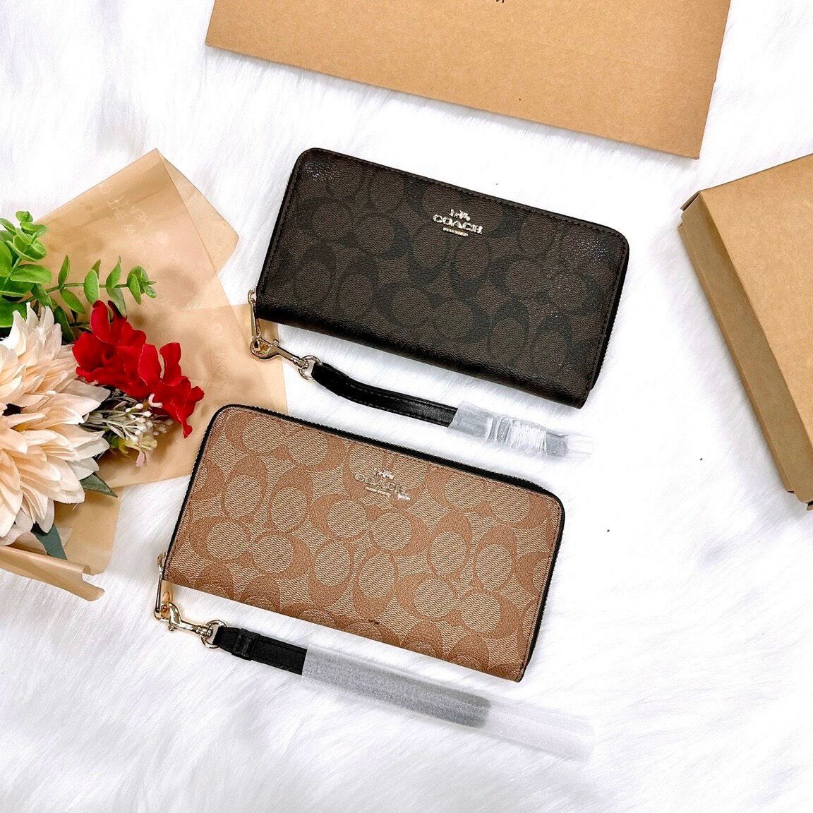 Ví C0ach
Long Zip Around Wallet xinh xắn