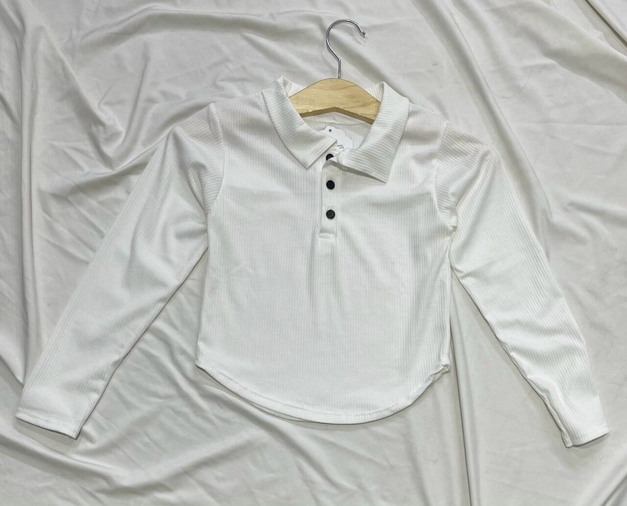 Áo kiểu croptop tay dài đính nút