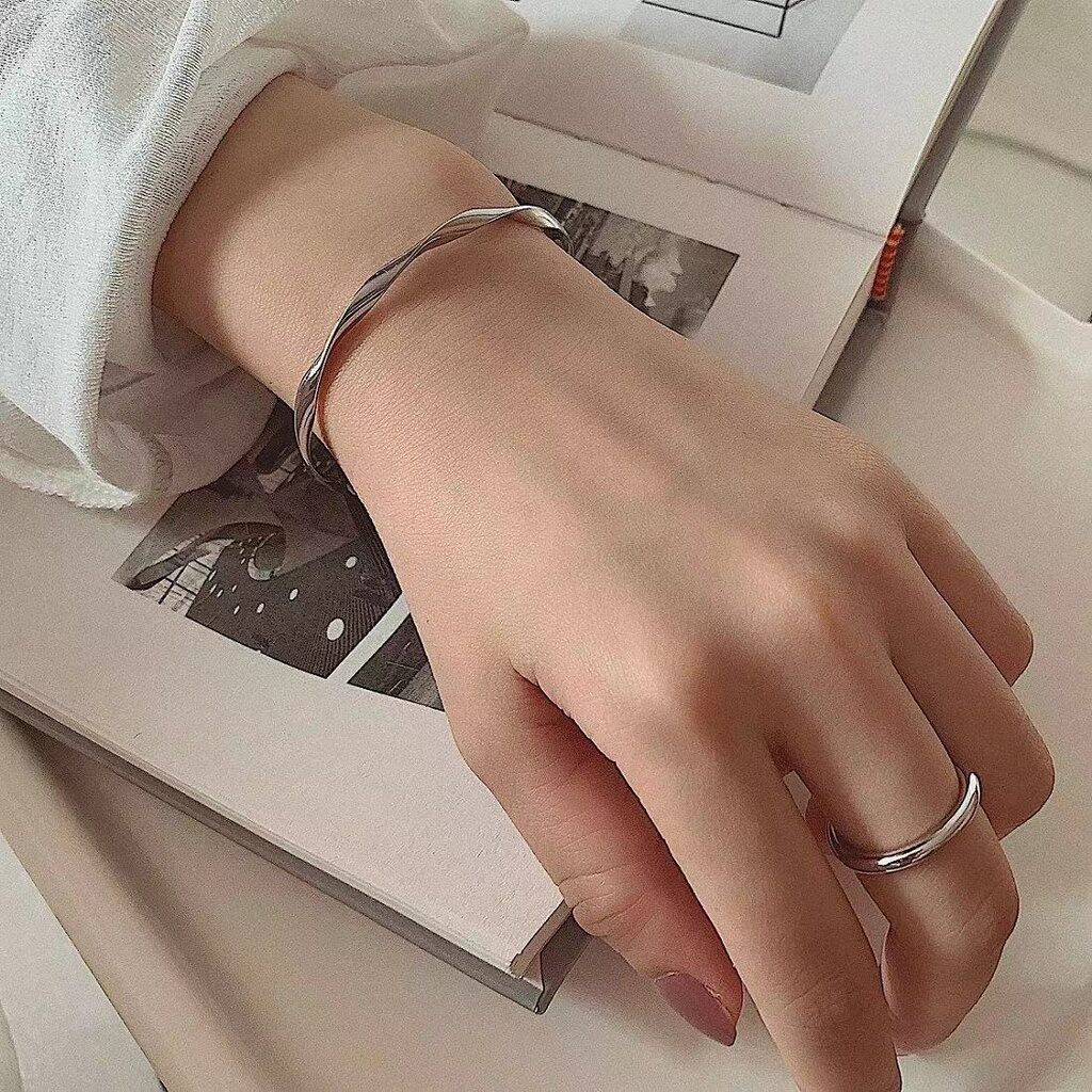 Vòng tay xoắn dạng hở