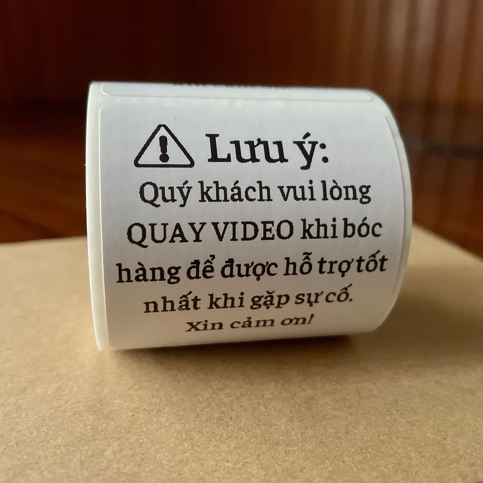 Tem dán lưu ý khách quay video bóc hàng