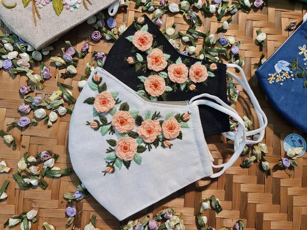 Khẩu Trang Vải Thêu Tay  3D Hoa Hồng Nổi Thủ Công 3 Lớp Kháng Khuẩn - Pong Embroidery