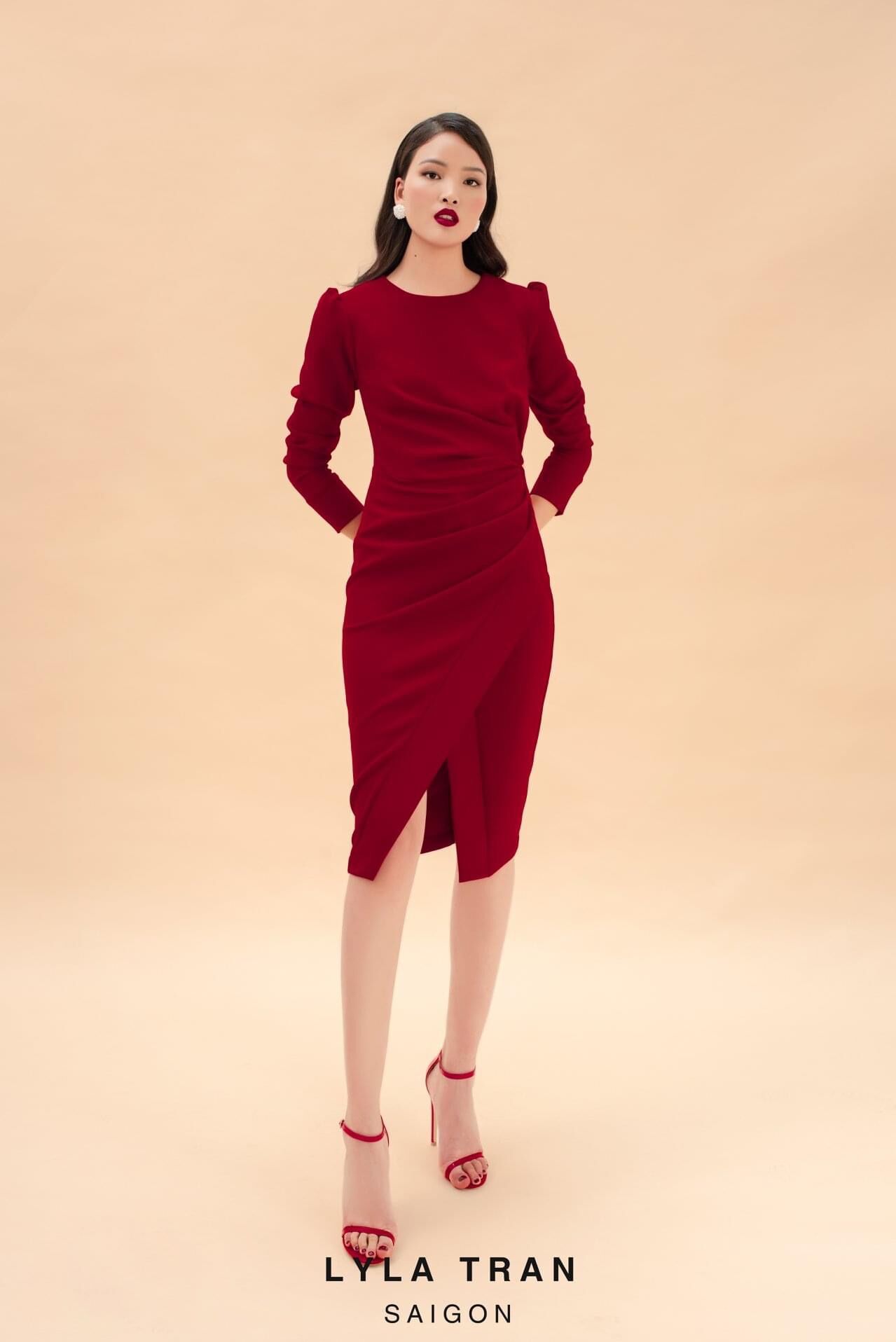 Đầm tay dài xếp ly tạo eo nhỏ màu đỏ/trắng (SCARLET)