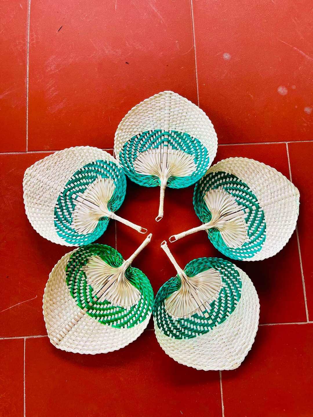 quạt cầm tay màu