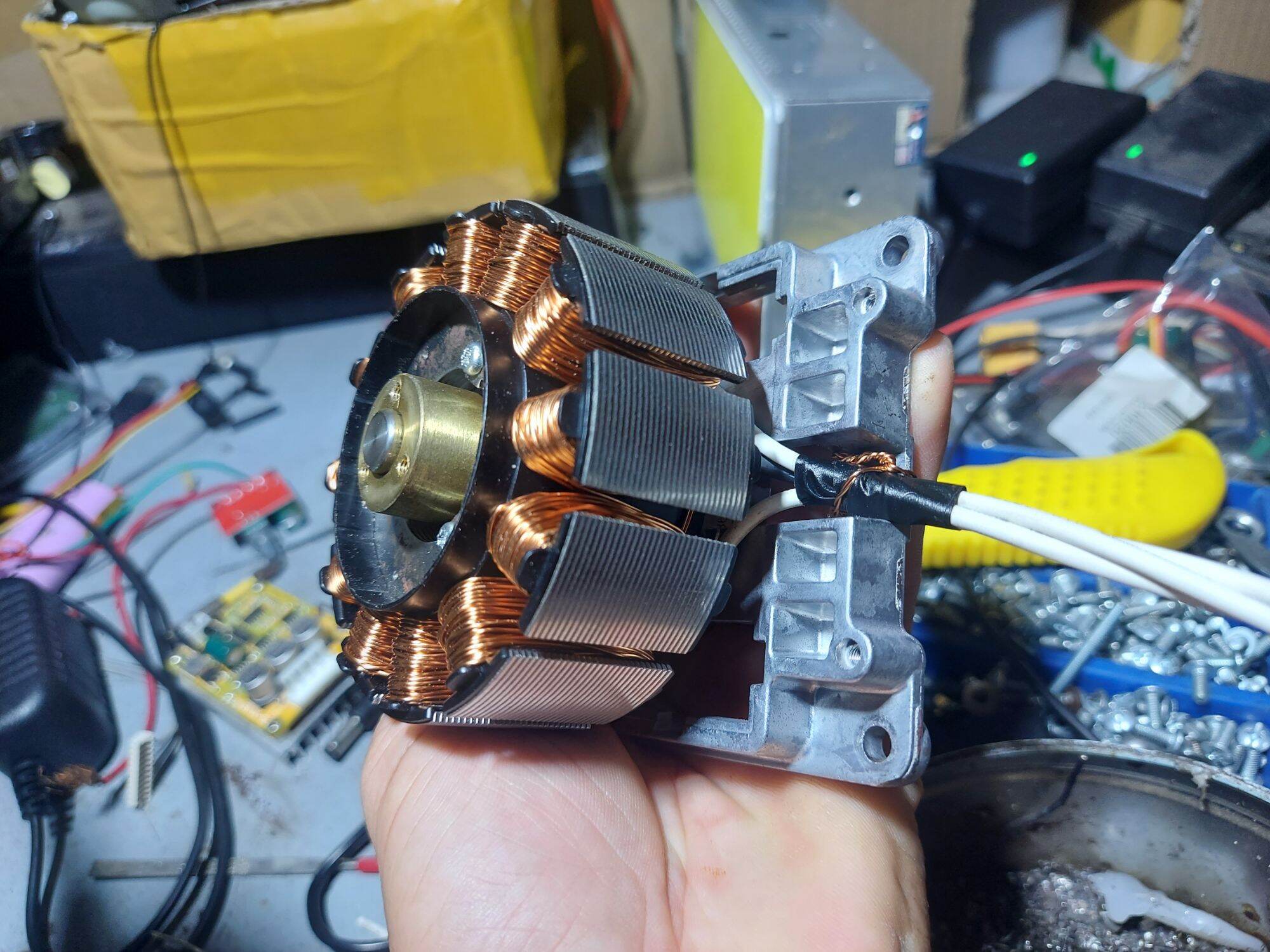 Motor chế máy hút chân không dùng pin.