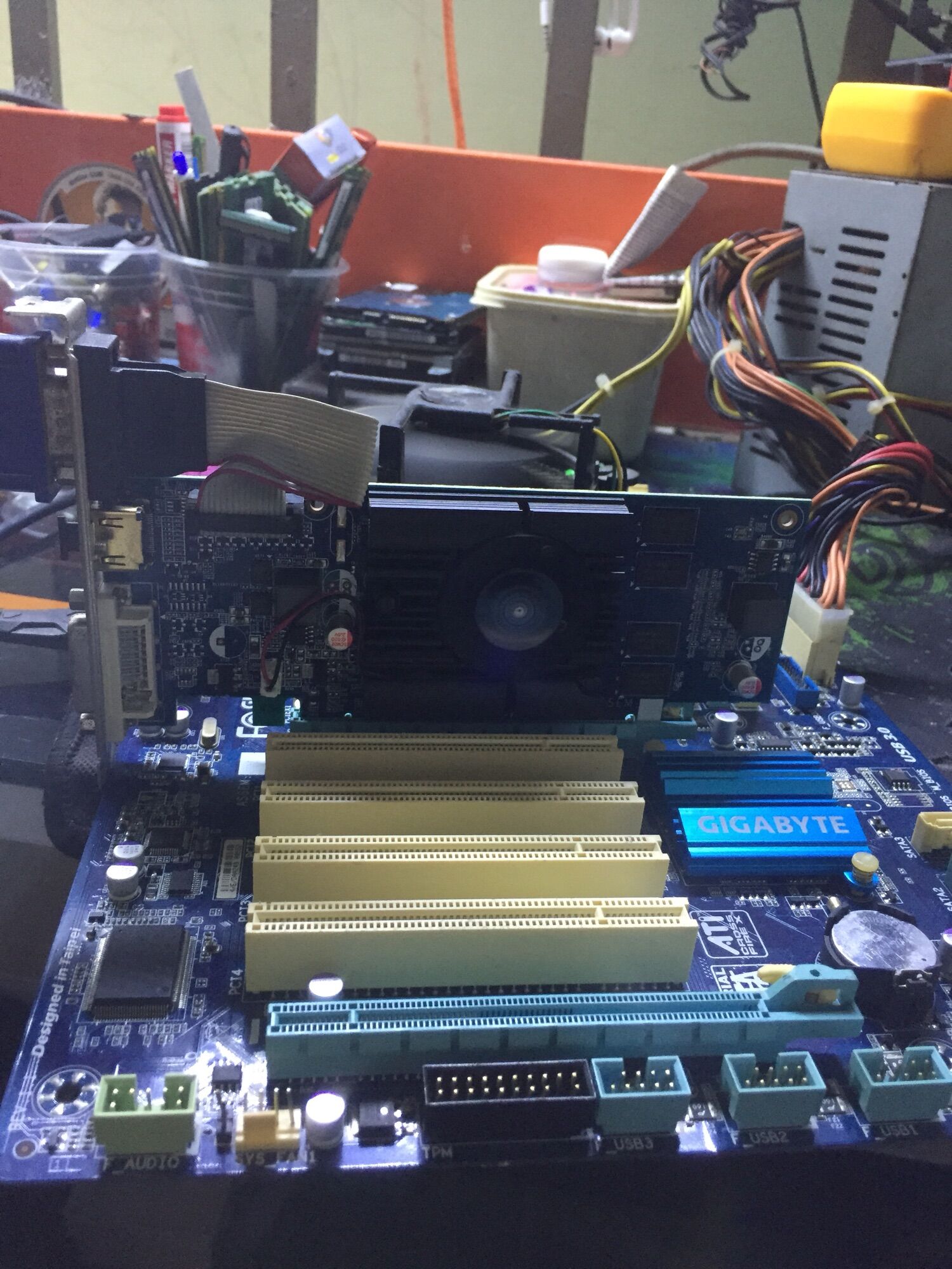 Combo Main GiGaByte P75 4 slot ram + vga gigabyte N210