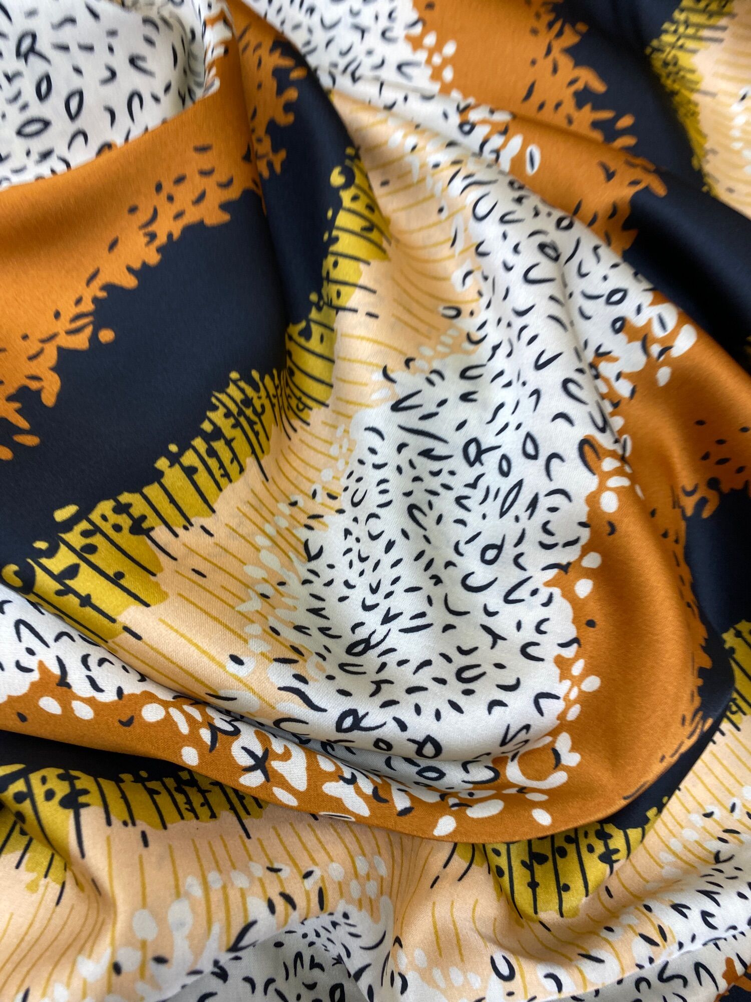 Vải lụa satin hoạ tiết lập thể may đầm bộ áo kiểu nữ