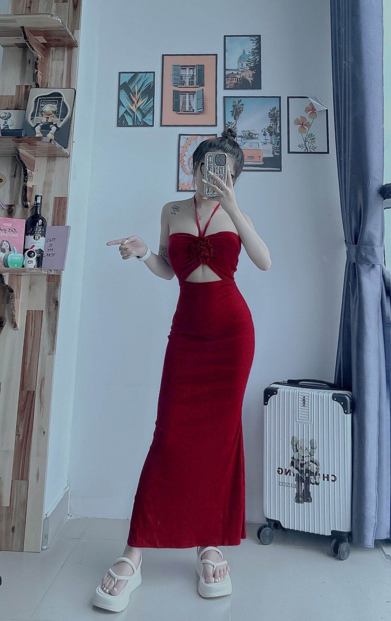 Đầm body dây yếm dáng dài đính hoa