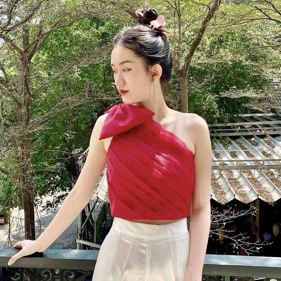 ÁO CROPTOP NƠ LỆCH VAI XẾP LY ĐỄ THƯƠNG