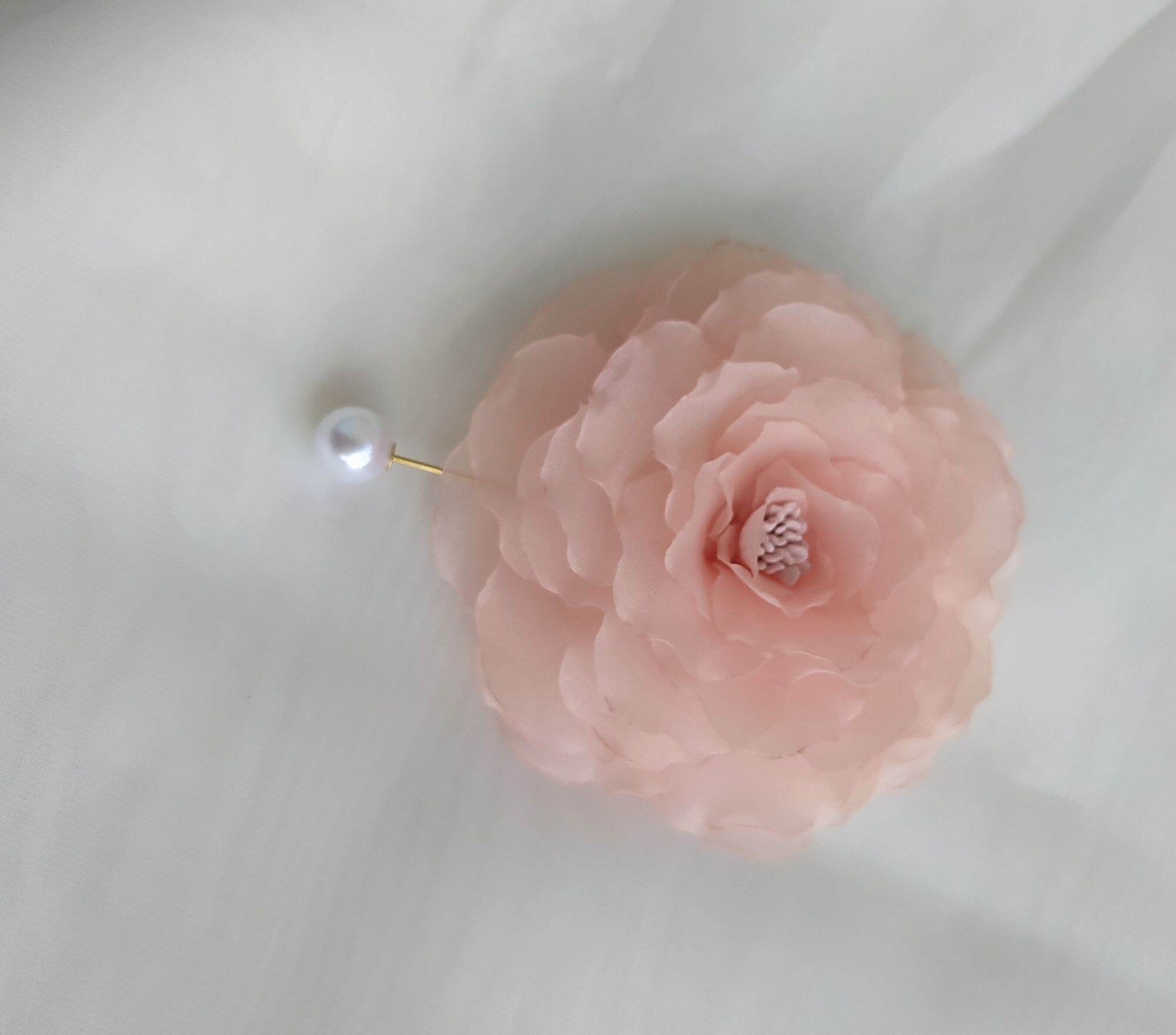 Hoa cài áo cánh xoăn handmade Canto màu hồng cam gim ngọc