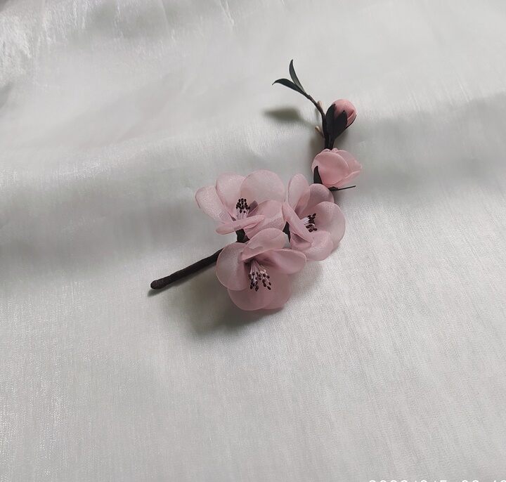 Hoa đào cài áo handmade Canto xinh xắn.