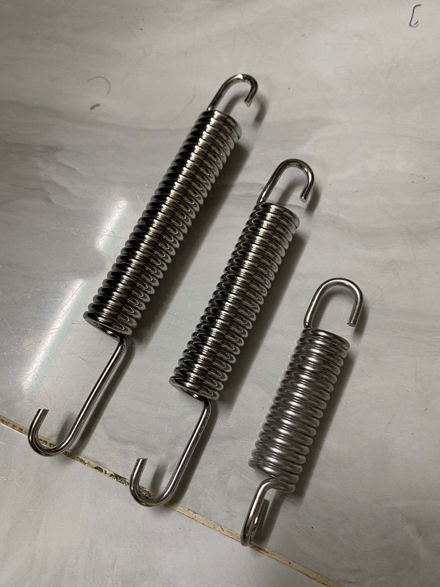 Lò xo chống đứng inox gắn xe máy