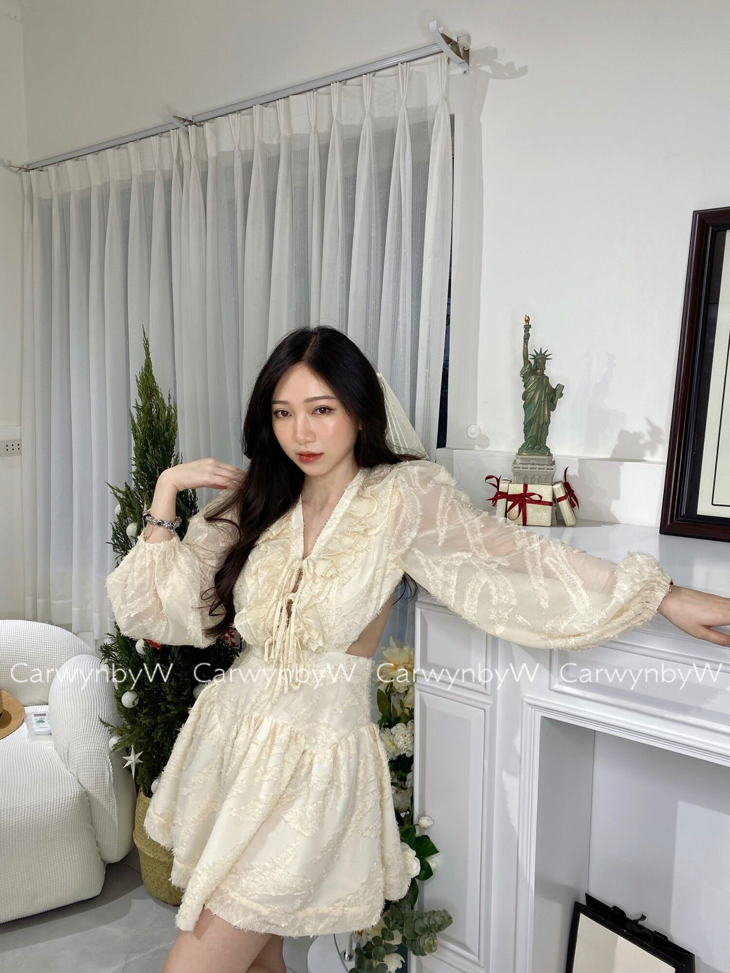 Carwynbyw - váy thiết kế hở lưng- khoét eo