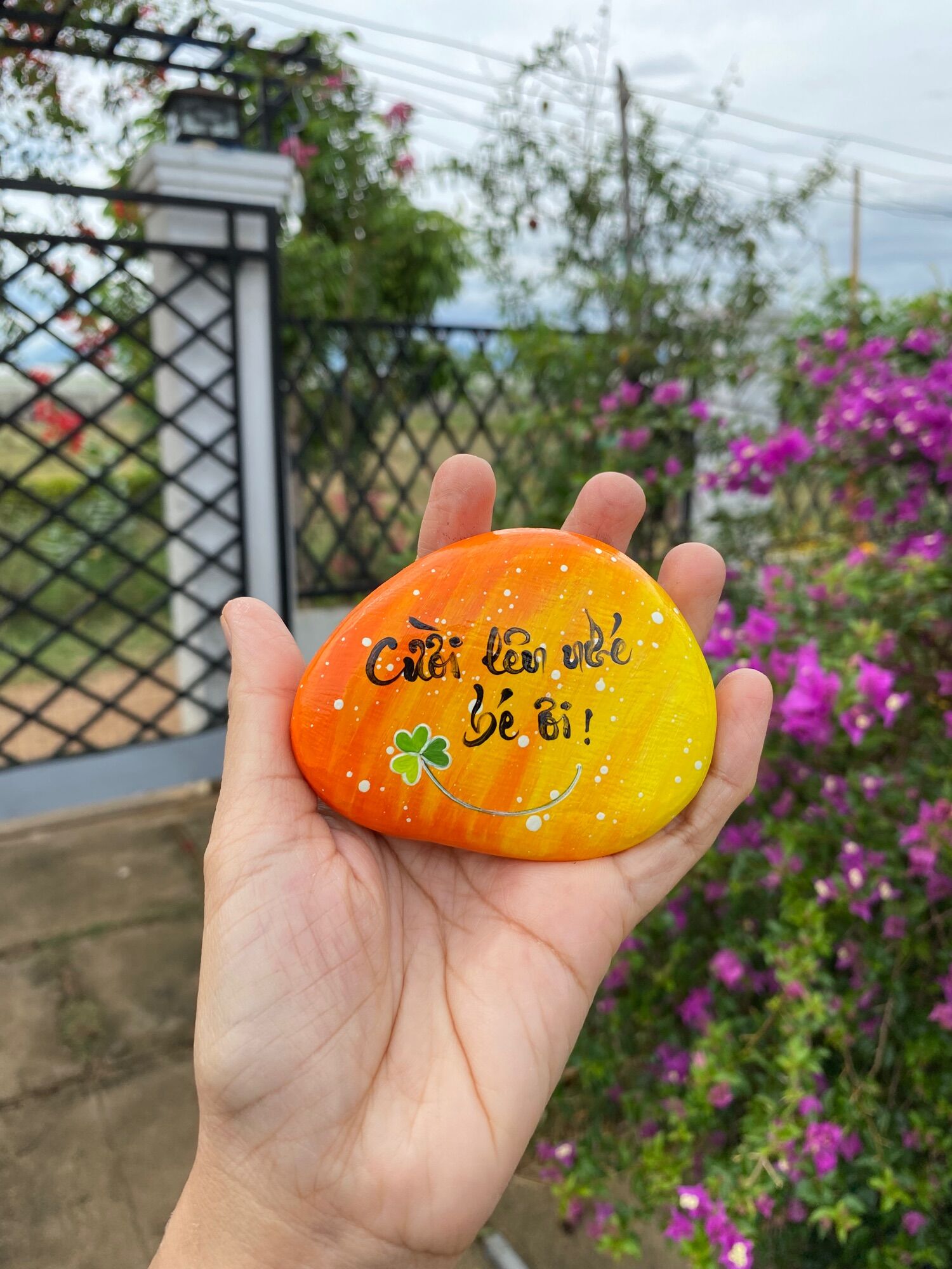 Tranh đá cuội chữ cười lên nhé tặng kèm túi voan dây rút siêu xinh