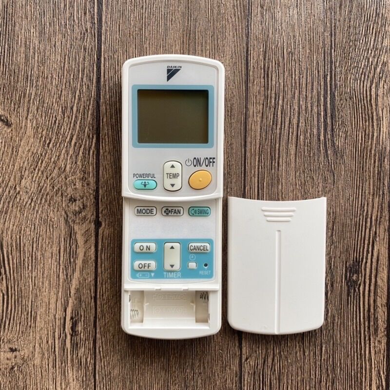 REMOTE MÁY LẠNH DAIKIN CHĨNH HÃNG 1 nút xanh ( tặng pin )