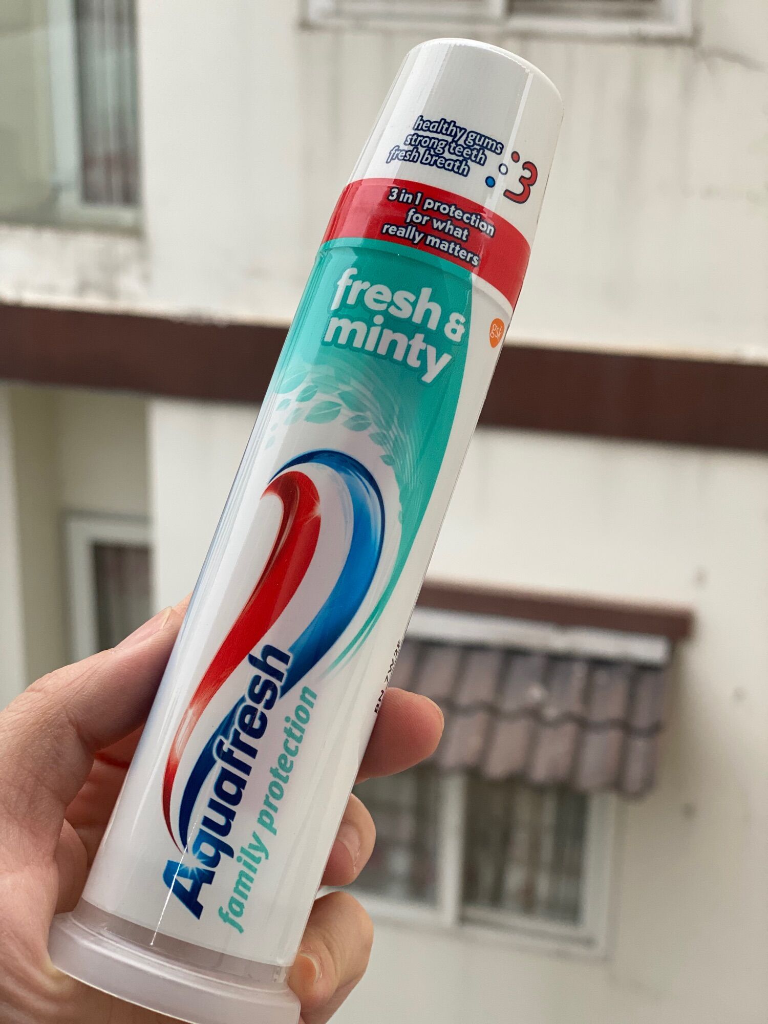 Kem đánh răng ống Aquafresh 100ml cho người lớn