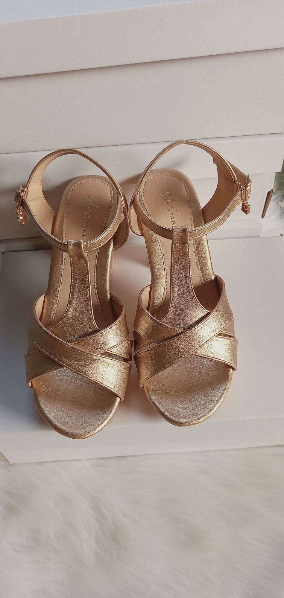 Sandanl nữ cao 9cm.Hậu khóa gài
