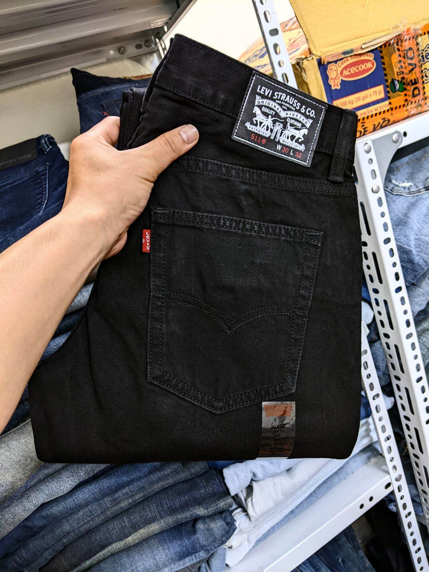 Quần jean levis màu đen form suông