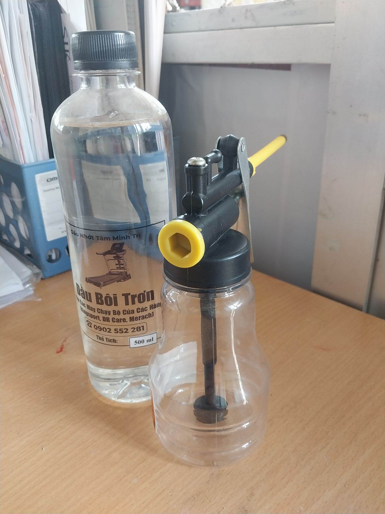 Combo linh hoạt: Bình xịt để tra dầu + chai Dầu bôi trơn (dầu tra thảm) máy chạy bộ các loại kingspo