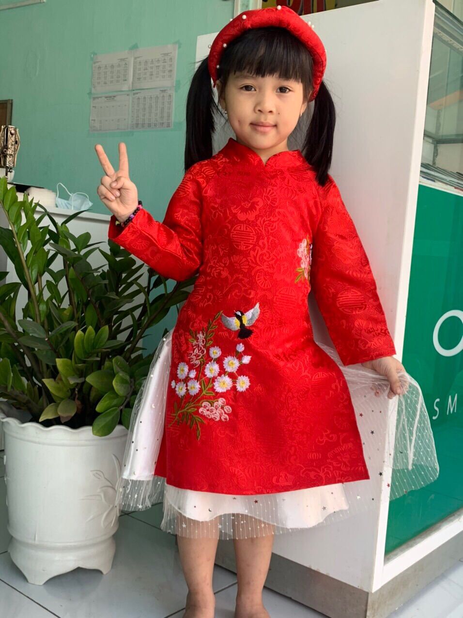 Áo dài cách Tân bé gái mặc Tết kèm váy và mấn