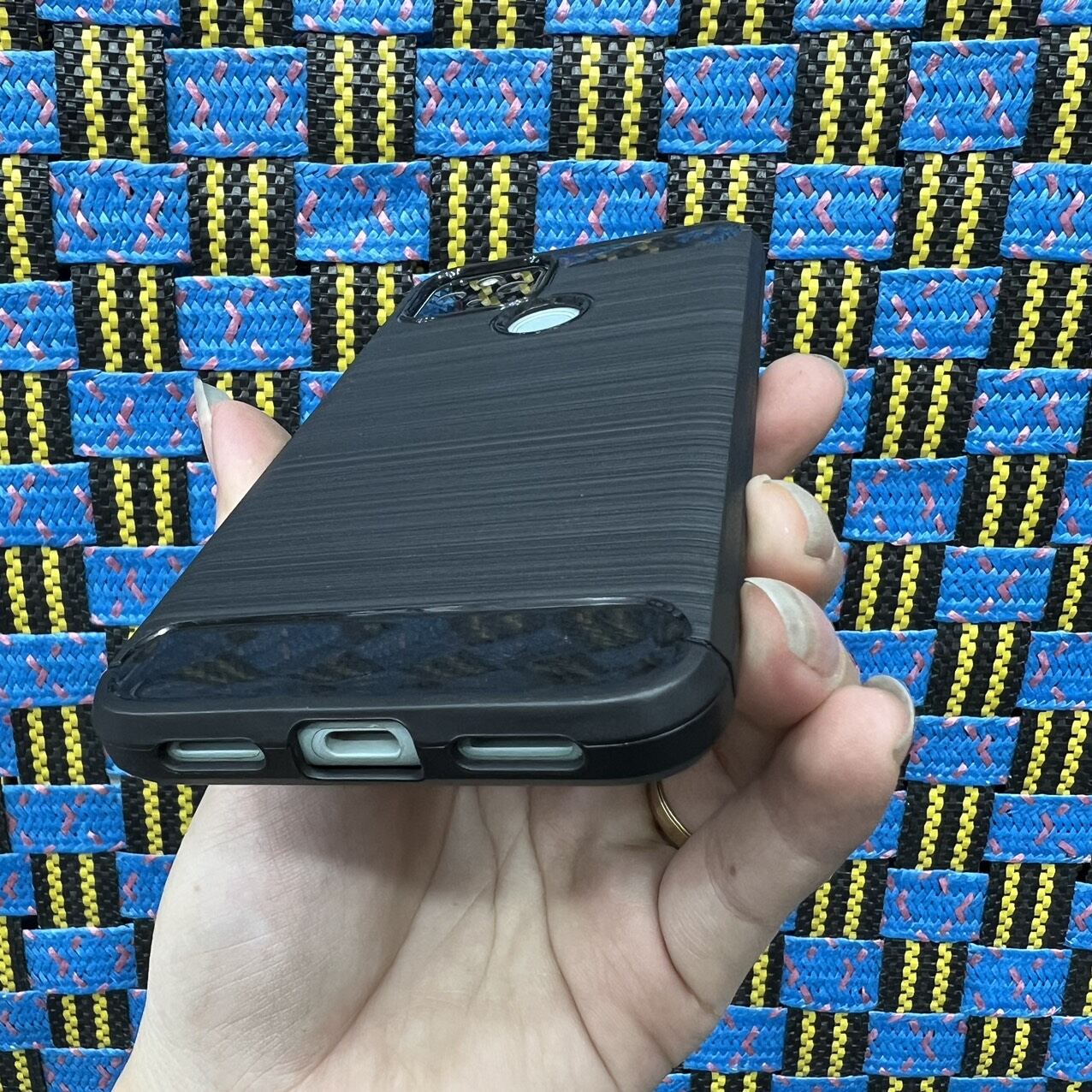 Case ốp lưng Google Pixel 5 dẻo đen carbon vân xước dày dặn chống sốc