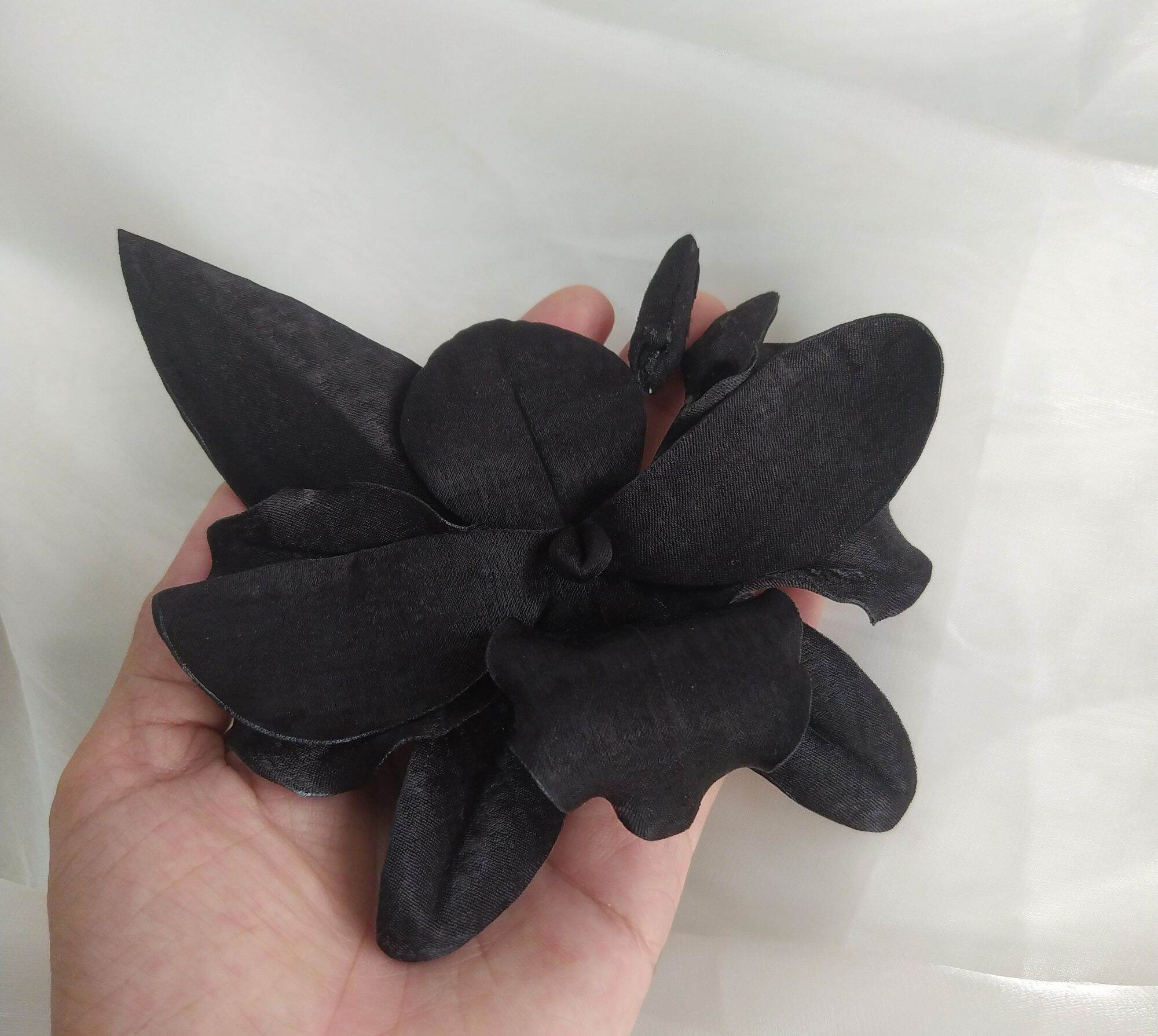Hoa lan cài áo handmade Canto màu đen size 12cm