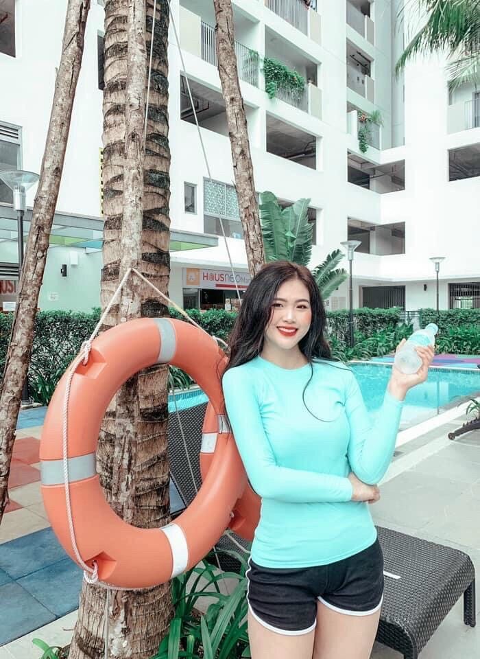 Đồ bơi nữ, bộ bơi tay áo tay dài kèm quần đùi cạp cao phối viền trắng,phom free size 40-60 ký, vải dày dặn co giản nhiều hàng đẹp có sẵn mút ngực