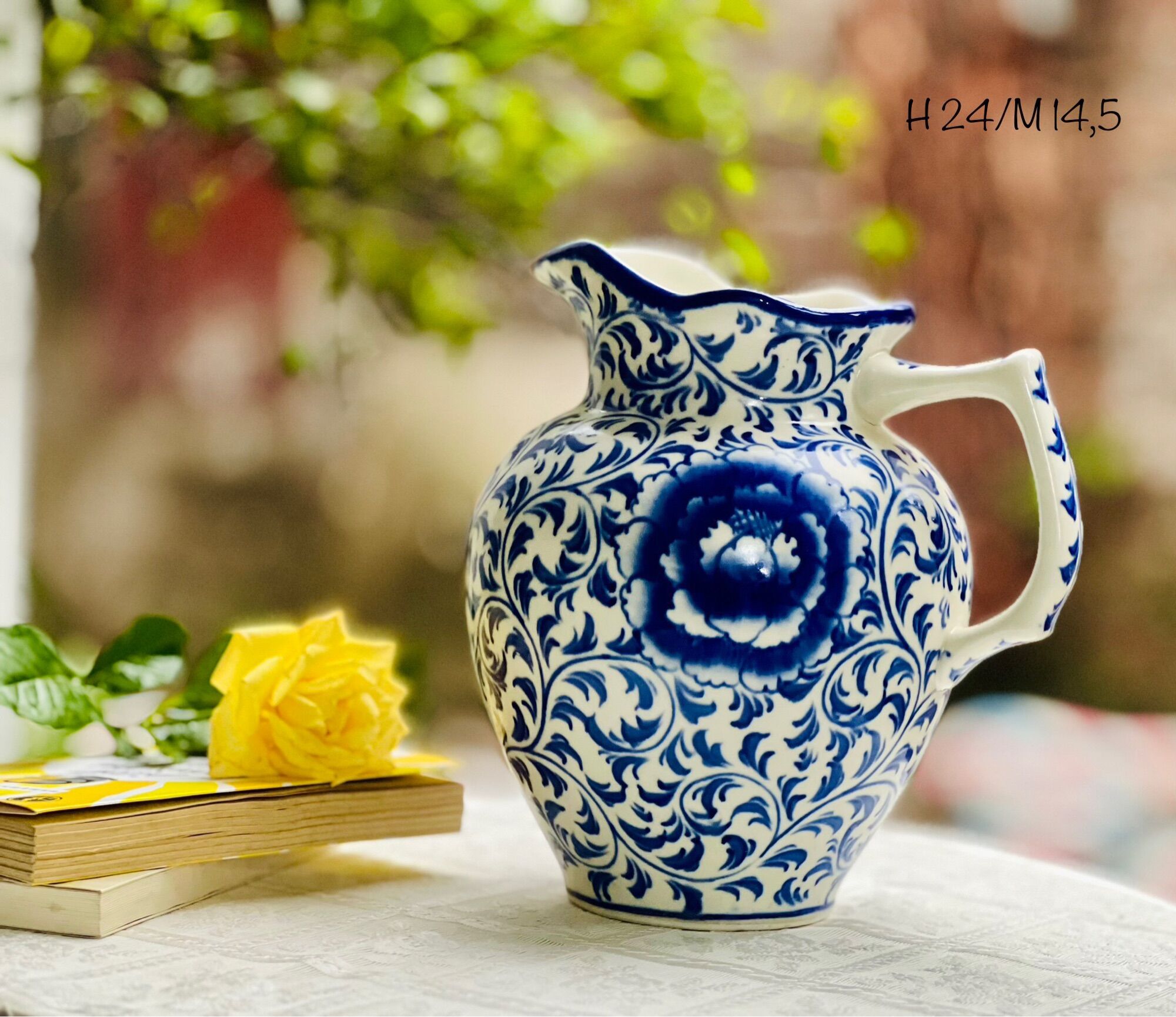 Bình cắm hoa men lam, vẽ thủ công. Gốm sứ Bát Tràng.