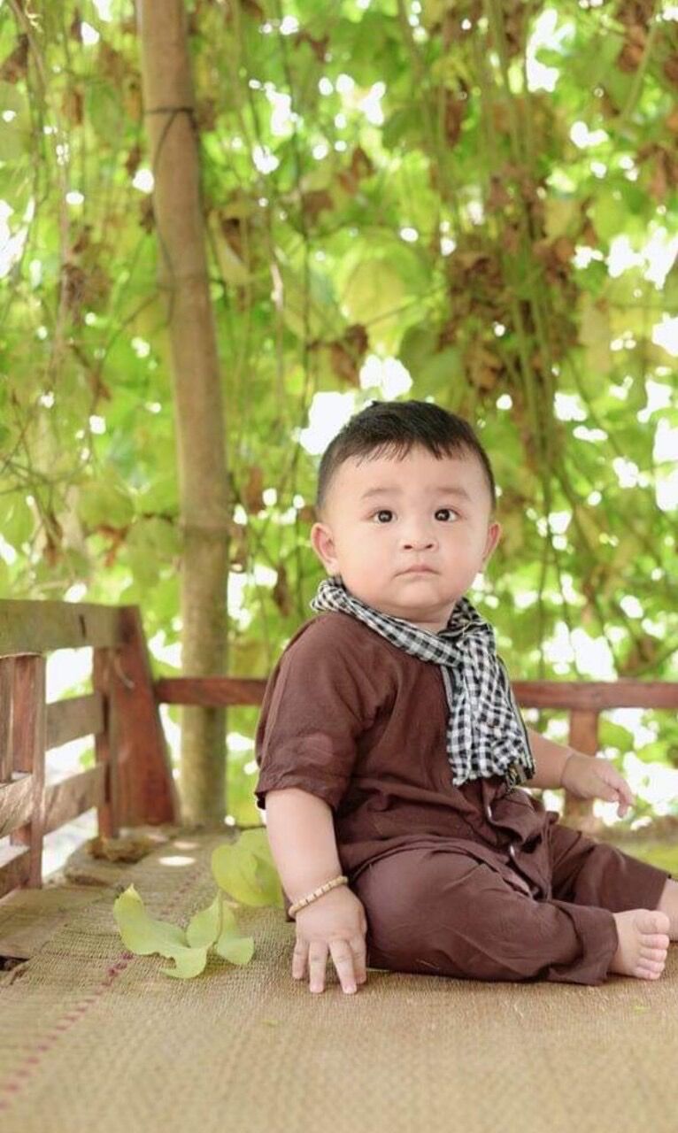 Bà Ba Bé Trai Kèm Khăn Rằn Màu Nâu