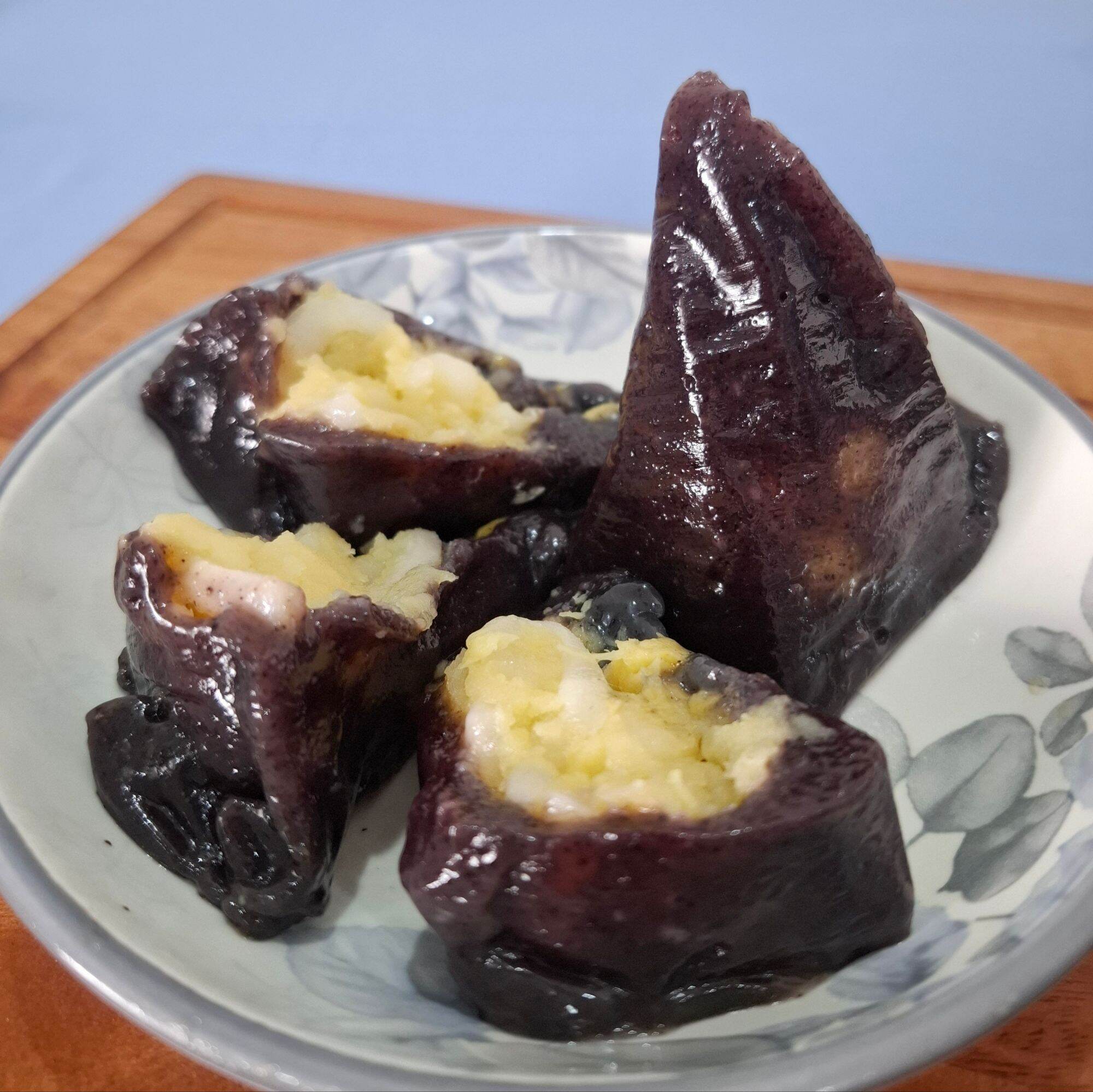 Bánh ít nếp than nhân sầu riêng, dừa, đậu xanh thơm ngon, ăn chay được