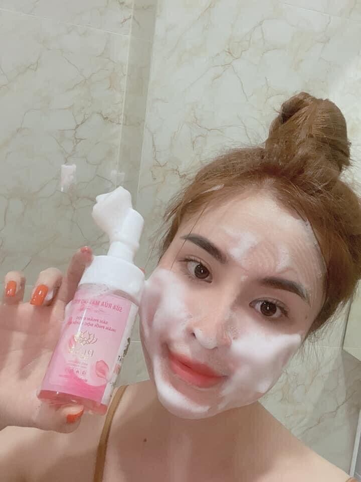 Sữa rữa mặt tạo bọt hoa hồng