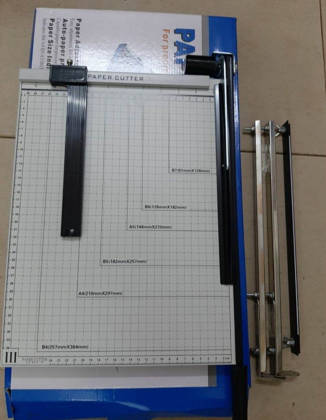 Bàn cắt giấy b4