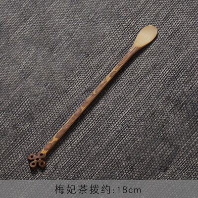 Muỗng tre múc bột Trầm, lùa trà.