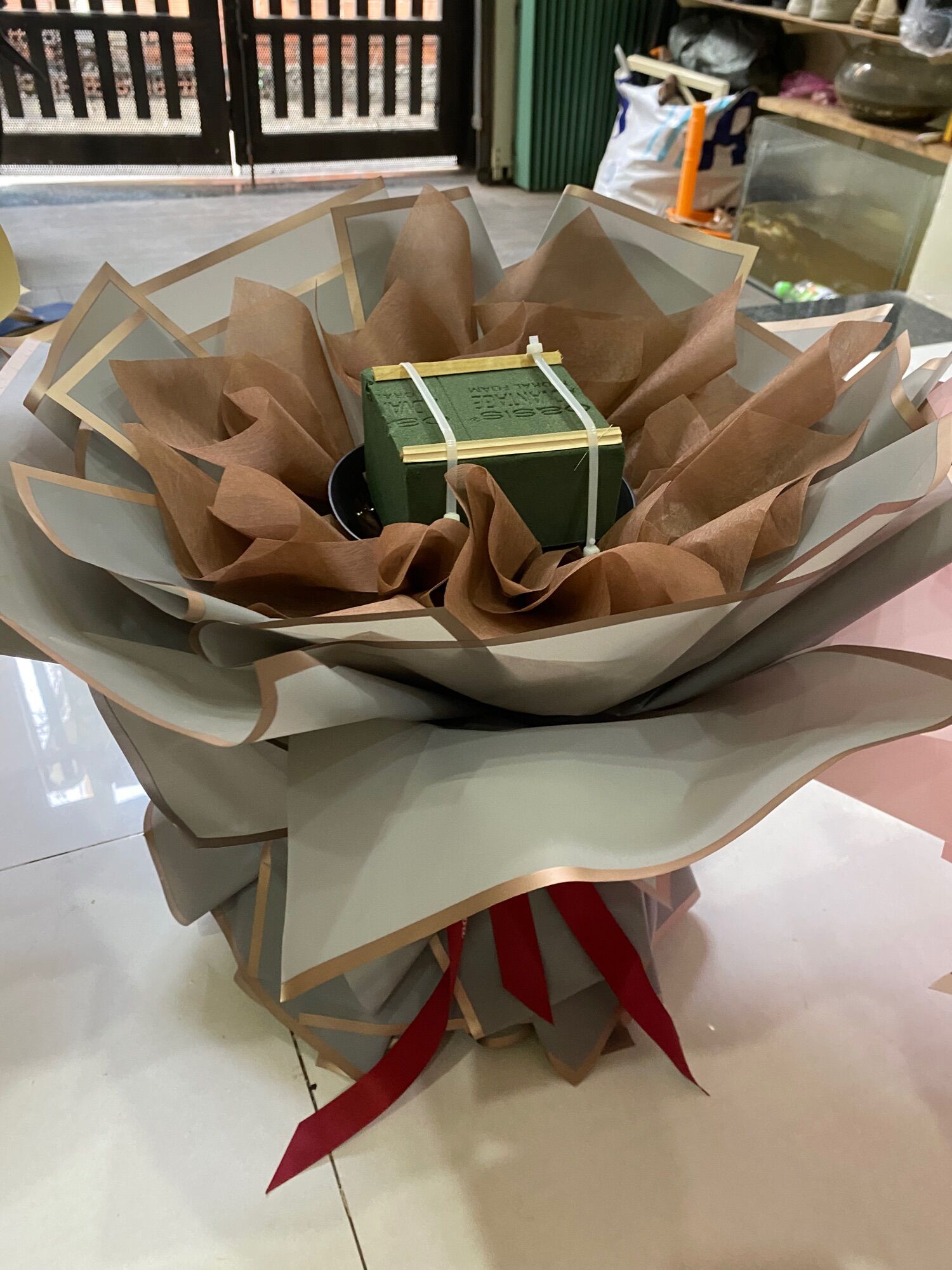 Cốt giấy bó sẵn cắm hoa sáp, hoa tươi, bánh kẹo, gấu...